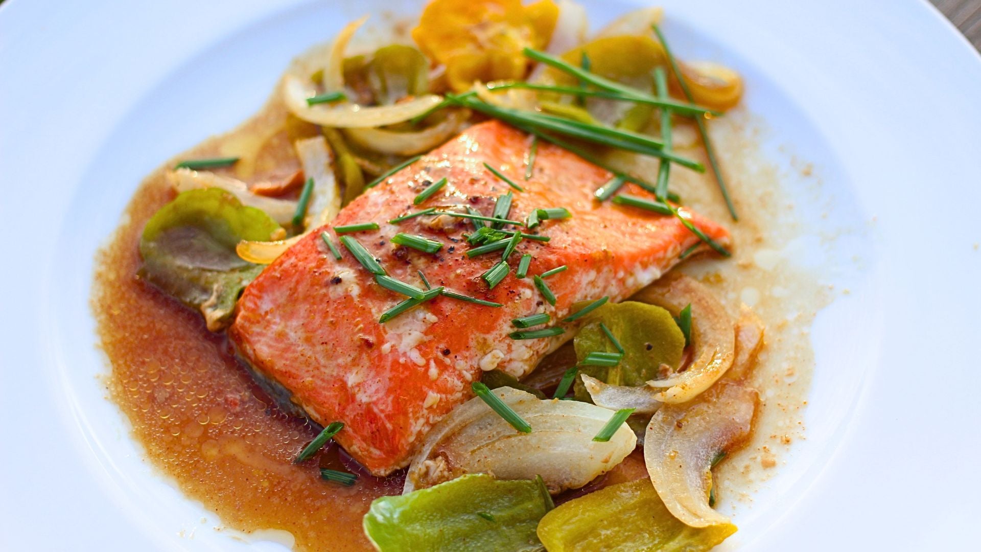 Baked Salmon with Smokey Thai Sauce & Veggies – Hamama